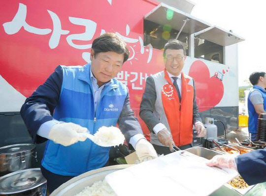 박명흠 대구은행 행장 직무대행(왼쪽부터)과 최석진 비씨카드 전무(커뮤니케이션실장)가 건강식을 배식하고 있다. 비씨카드 제공
